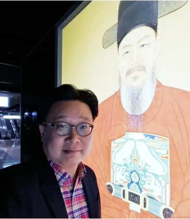 李舜臣将軍の肖像画の前に立つ徐教授（同氏提供）＝（聯合ニュース）≪転載・転用禁止≫