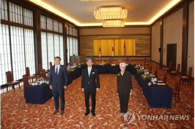 記念撮影する（左から）崔氏、森氏、シャーマン氏＝21日、東京（聯合ニュース）