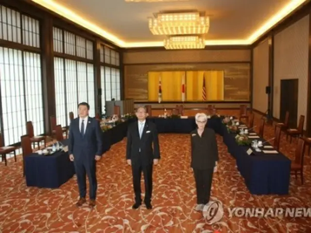 記念撮影する（左から）崔氏、森氏、シャーマン氏＝21日、東京（聯合ニュース）