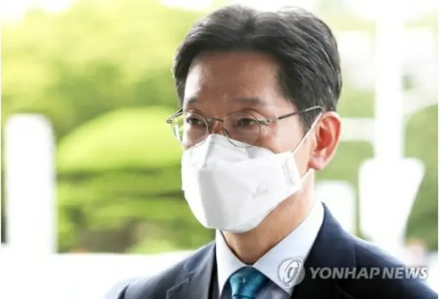 慶尚南道庁に登庁する金慶洙氏＝21日、昌原（聯合ニュース）