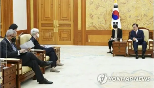 面会する文大統領（右）とシャーマン氏（青瓦台提供）＝（聯合ニュース）≪転載・転用禁止≫