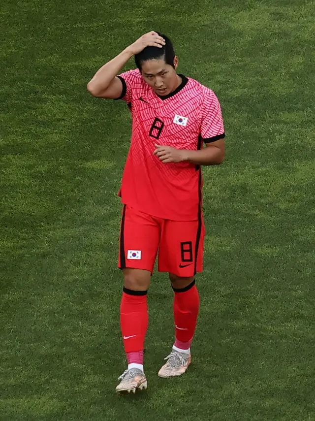 「敗れてとても残念」＝うつむくイ・ガンイン（画像提供:wowkorea）