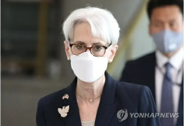 ２２日、鄭義溶（チョン・ウィヨン）外交部長官と面会するため、外交部に入るシャーマン氏＝（聯合ニュース）