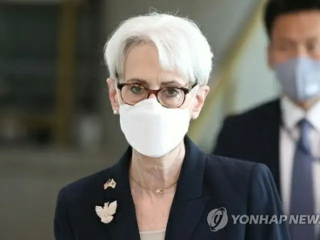 ２２日、鄭義溶（チョン・ウィヨン）外交部長官と面会するため、外交部に入るシャーマン氏＝（聯合ニュース）