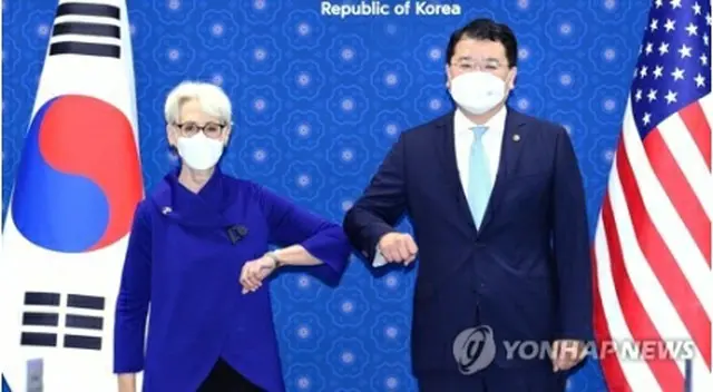 戦略対話で記念撮影する崔氏（右）とシャーマン氏（外交部提供）＝（聯合ニュース）≪転載・転用禁止≫