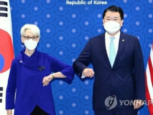 戦略対話で記念撮影する崔氏（右）とシャーマン氏（外交部提供）＝（聯合ニュース）≪転載・転用禁止≫