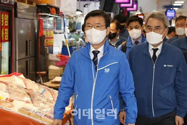 韓国の文成赫 海洋水産相が去る4月12日、ソウルの水産物市場で 水産物安全管理の現場点検をしている様子（画像提供:wowkorea）