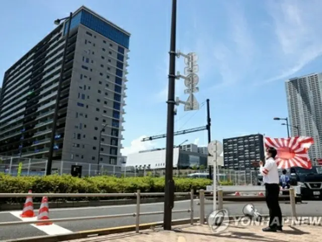 東京五輪に出場する韓国選手団が滞在する選手村の前で旭日旗を掲げる右翼の関係者（資料写真）＝（聯合ニュース）