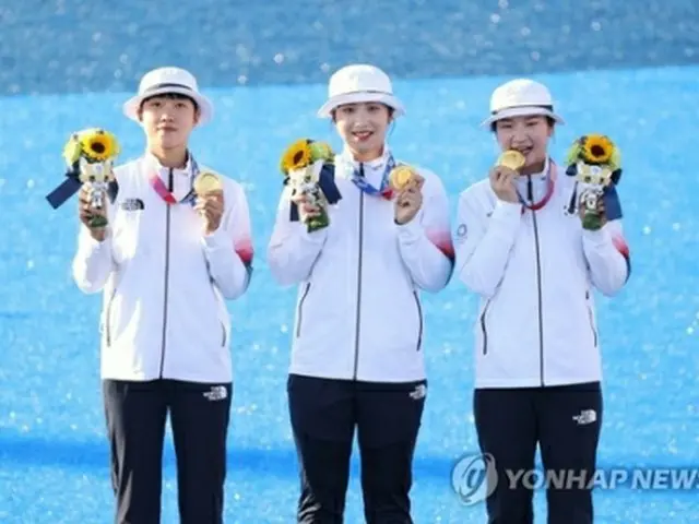 金メダルを手に会心の笑みを見せるアーチェリー女子団体の（左から）安山（アン・サン）、張ミン喜（チャン・ミンヒ）、姜彩栄（カン・チェヨン）＝２５日、東京（聯合ニュース）