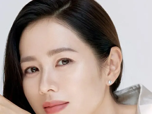 女優ソン・イェジン、白シャツで清純な魅力を披露（画像提供:wowkorea）