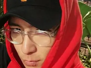 T.O.P（BIGBANG）、アメリカで有名画家マーク・グロッチャンとの2ショットを公開