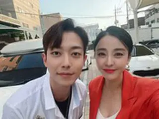 女優パク・ウネ＆俳優ムン・ジョンギ、仲睦まじいツーショット…「美人代表の横に美男アイドル」