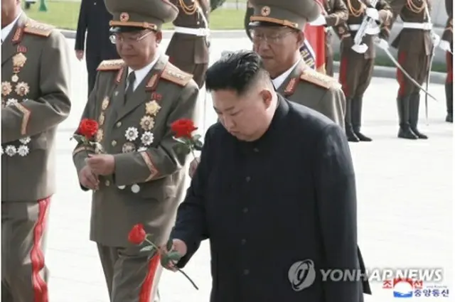 朝鮮戦争休戦協定締結66周年の2019年、祖国解放戦争参戦烈士墓を訪れた金正恩氏（資料写真）＝（朝鮮中央通信＝聯合ニュース）≪転載・転用禁止≫