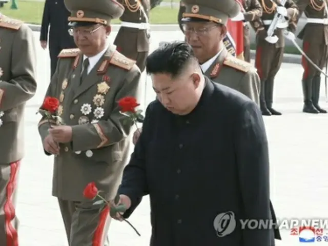 朝鮮戦争休戦協定締結66周年の2019年、祖国解放戦争参戦烈士墓を訪れた金正恩氏（資料写真）＝（朝鮮中央通信＝聯合ニュース）≪転載・転用禁止≫