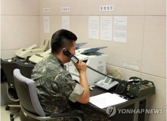 韓国軍関係者が西海地区の軍通信線で北朝鮮側と通話する様子（資料写真）＝（聯合ニュース）≪転載・転用禁止≫