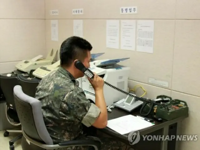 韓国軍関係者が西海地区の軍通信線で北朝鮮側と通話する様子（資料写真）＝（聯合ニュース）≪転載・転用禁止≫