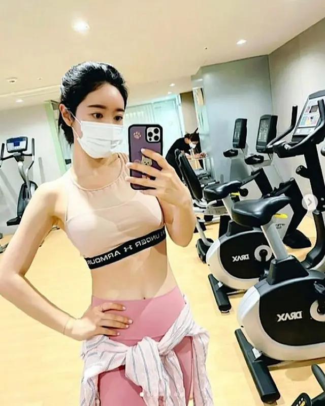 女優ホン・スア、すらりとしたスタイルからのギャップの筋肉…「感心」（画像提供:wowkorea）