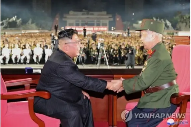 27日に平壌で第7回全国老兵大会が開催され、金正恩氏（左）が出席した＝（朝鮮中央通信＝聯合ニュース）≪転載・転用禁止≫