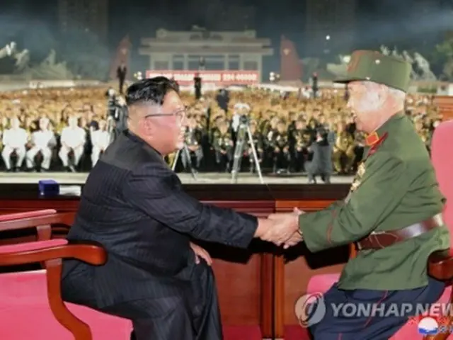 27日に平壌で第7回全国老兵大会が開催され、金正恩氏（左）が出席した＝（朝鮮中央通信＝聯合ニュース）≪転載・転用禁止≫