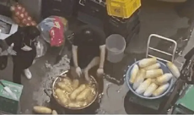 韓国では最近「大根を水につけたタライに足を突っ込んで、その水で大根を洗っている」動画が公開された（画像提供:wowkorea）