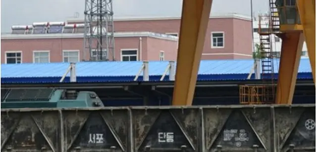 2021年5月、中朝国境地域の中国・遼寧省丹東の鉄道駅に、北朝鮮の地名が書かれた貨車が置かれている（資料写真）＝（聯合ニュース）