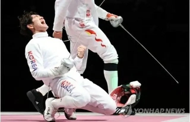 フェンシング男子エペ団体の３位決定戦で得点をあげた韓国の朴相永（パク・サンヨン、右）＝３０日、千葉（聯合ニュース）