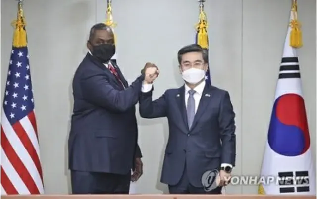 あいさつする徐氏（右）とオースティン氏（資料写真）＝（聯合ニュース）