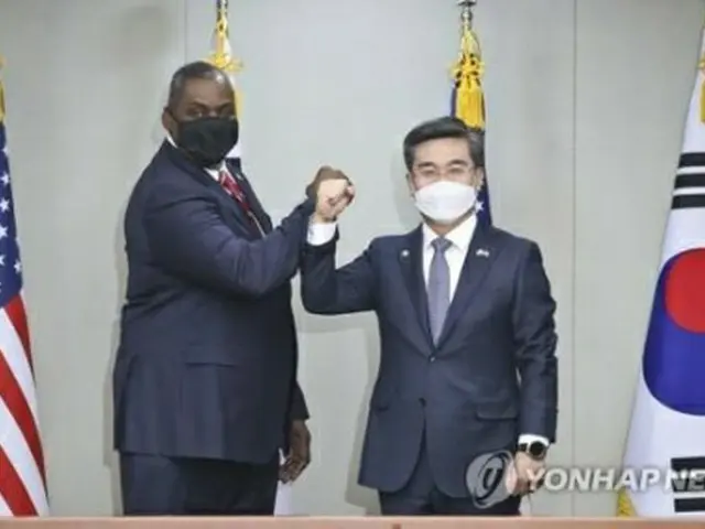 あいさつする徐氏（右）とオースティン氏（資料写真）＝（聯合ニュース）