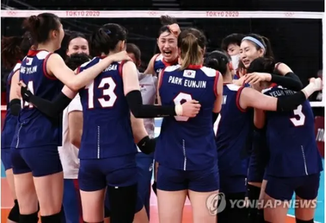 試合終了後、抱き合って喜ぶ韓国選手＝３１日、東京（聯合ニュース）