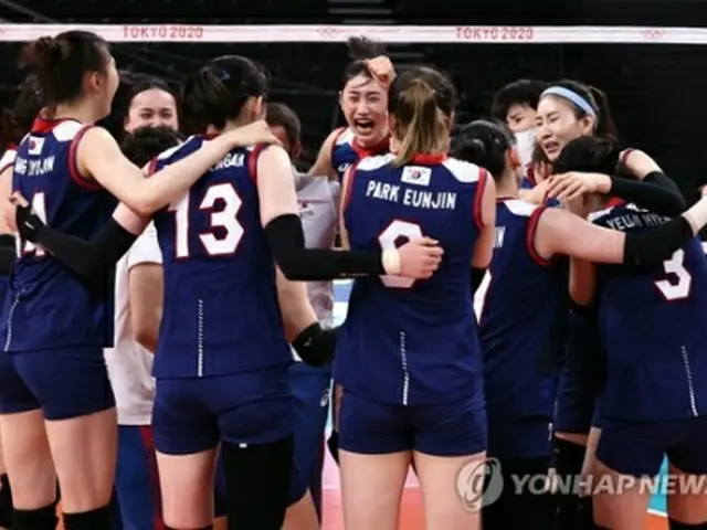 試合終了後、抱き合って喜ぶ韓国選手＝３１日、東京（聯合ニュース）