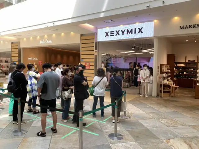「ゼクシィミックス・ラゾーナ川崎プラザ」店へ入店するため顧客が行列を作っている（画像提供:wowkorea）