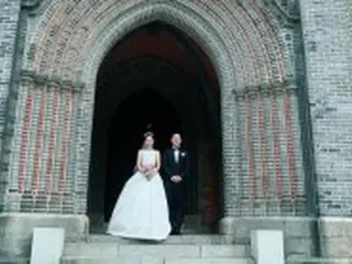 女優イ・ヨンア、3歳年下の夫と出産から1年後に結婚式「ありがとうございます」