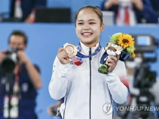 表彰式で銅メダルを手に笑顔を見せる呂書晶＝１日、東京（聯合ニュース）