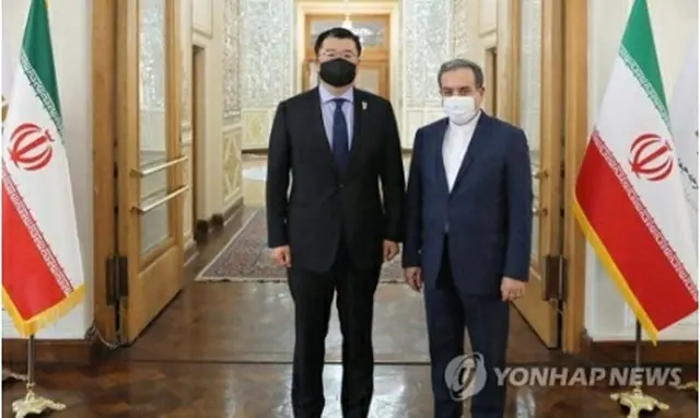 １月１０日、テヘランで会談した崔氏（左）とアラグチ氏（イラン外務省提供）＝（聯合ニュース）≪転載・転用禁止≫