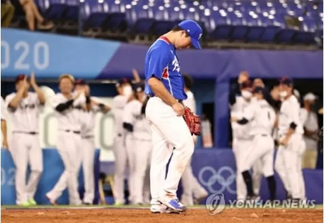 八回裏、３点二塁打を浴びてうつむく韓国４番手・高祐錫（コ・ウソク）＝４日、横浜（聯合ニュース）