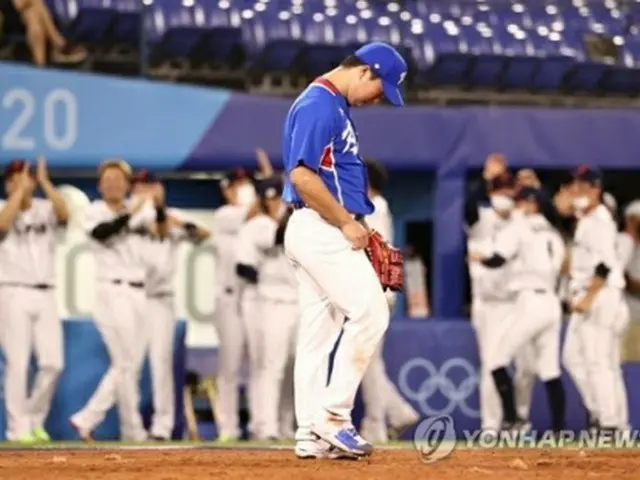 八回裏、３点二塁打を浴びてうつむく韓国４番手・高祐錫（コ・ウソク）＝４日、横浜（聯合ニュース）