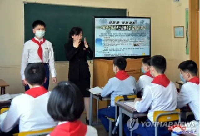 北朝鮮・平壌の中学校で、生徒が新型コロナウイルスの感染防止策を学んでいる（資料写真）＝（朝鮮中央通信＝聯合ニュース）≪転載・転用禁止≫