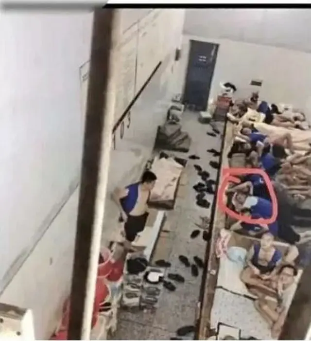 未成年者を含む女性への強姦（ごうかん）容疑で中国公安に逮捕された韓国アイドルグループ「EXO」の元メンバーKRIS（30/ウー・イーファン/クリス・ウー）の拘置所でのようすが公開され、衝撃を与えている（画像提供:wowkorea）
