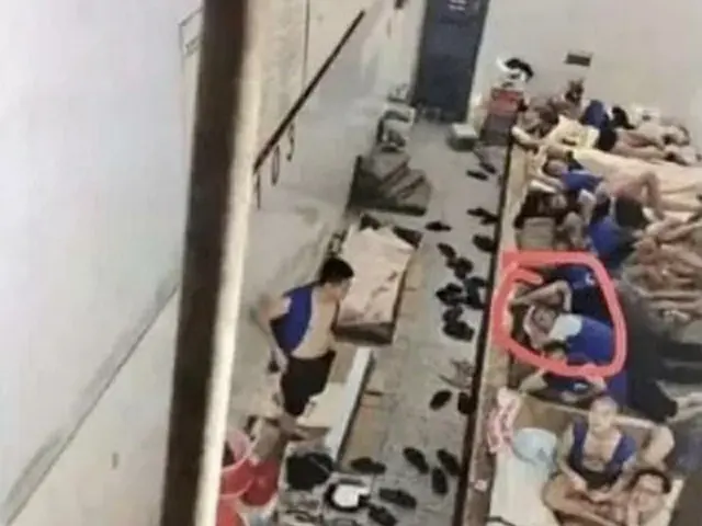 未成年者を含む女性への強姦（ごうかん）容疑で中国公安に逮捕された韓国アイドルグループ「EXO」の元メンバーKRIS（30/ウー・イーファン/クリス・ウー）の拘置所でのようすが公開され、衝撃を与えている（画像提供:wowkorea）