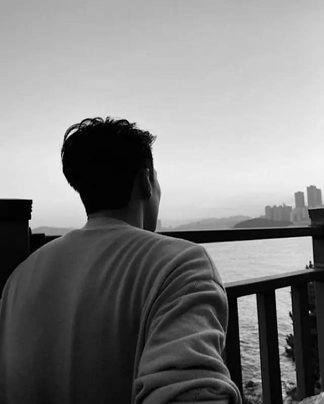 俳優チャン・ギヨン、広い肩＆威厳ある二の腕...後ろ姿もかっこいい（画像提供:wowkorea）