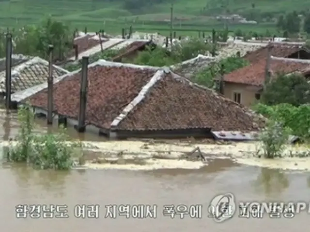 北朝鮮の朝鮮中央テレビは５日、北東部の咸鏡南道で大雨が続き、住民５０００人が緊急避難したと報じた。１１７０戸を超える住宅が浸水したという（朝鮮中央テレビの映像より）＝（聯合ニュース）≪転載・転用禁止≫