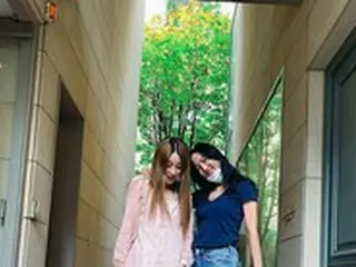 歌手ソ・イニョン、新型コロナから回復後の近況…女優イ・ソンジョンとの2ショットを公開