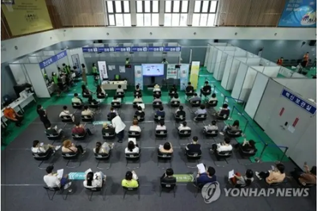 新型コロナワクチン接種後、副反応に備えて待機する人々（資料写真）＝（聯合ニュース）