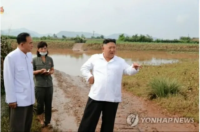 金正恩氏は昨年８月、黄海北道の被災地を訪れ、有事に備え備蓄した食糧などを被災者支援に使うよう指示した（朝鮮中央テレビより）＝（聯合ニュース）≪転載・転用禁止≫