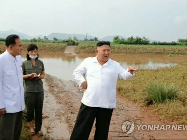 金正恩氏は昨年８月、黄海北道の被災地を訪れ、有事に備え備蓄した食糧などを被災者支援に使うよう指示した（朝鮮中央テレビより）＝（聯合ニュース）≪転載・転用禁止≫