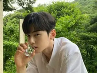 チャ・ウヌ（ASTRO）、一緒に乾杯したい!?　そんなに見つめないで!?　…白シャツまぶしいビジュアル公開