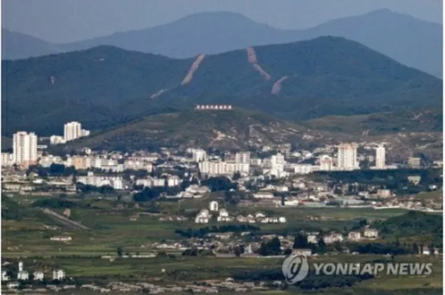 南北軍事境界線に近い京畿道・坡州から眺めた北朝鮮の開城＝9日、坡州（聯合ニュース）