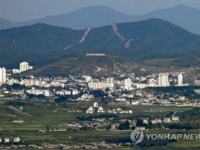 南北軍事境界線に近い京畿道・坡州から眺めた北朝鮮の開城＝9日、坡州（聯合ニュース）