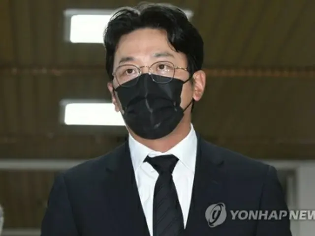 法廷に向かうハ・ジョンウ被告＝10日、ソウル（聯合ニュース）