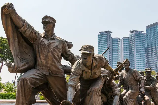韓国ソウル「戦争記念館」の銅像。6・25（朝鮮戦争）の時、韓国軍や米軍だけでなく学徒兵なども命を捧げ北朝鮮の攻撃から危機に陥た自由民主主義の韓国を救ったことを象徴している。（画像提供:wowkorea）